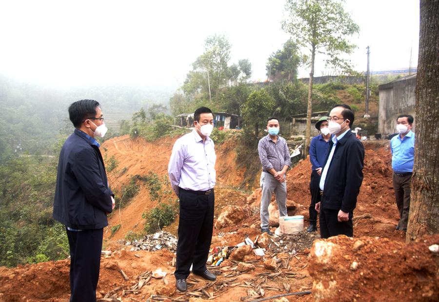 Đồng chí Nguyễn Văn Sơn kiểm tra vị trí bãi đổ thải của dự án tại xã Tân Lập (Bắc Quang).
