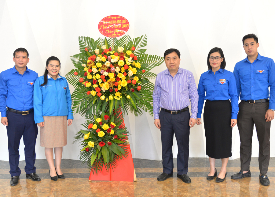 Phó Bí thư Tỉnh ủy Nguyễn Mạnh Dũng tặng hoa chúc mừng Tỉnh đoàn

