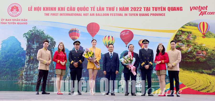 Ban Tổ chức tặng hoa cho đại diện Vietjet và Hoa hậu Lương Thùy Linh.