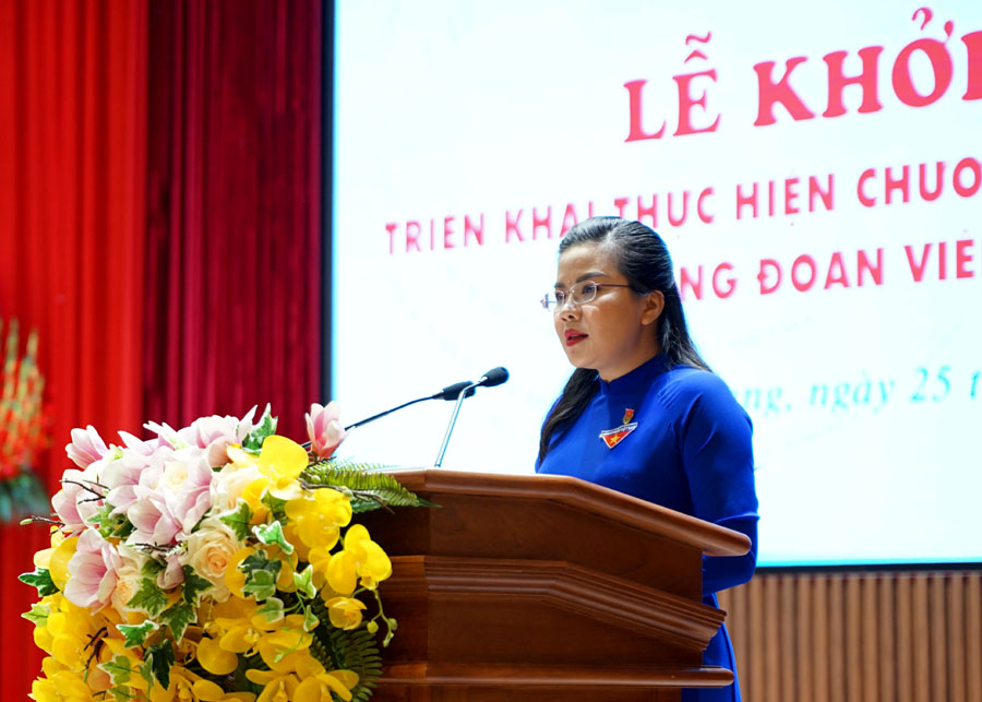 Bí thư Tỉnh đoàn Đỗ Thị Hương phát biểu tại buổi lễ

