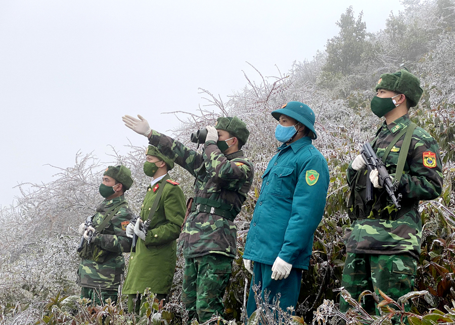 Cán bộ Đồn Biên phòng Xín Cái (Mèo Vạc) phối hợp với các lực lượng tuần tra biên giới.                                         Ảnh: Văn Khánh