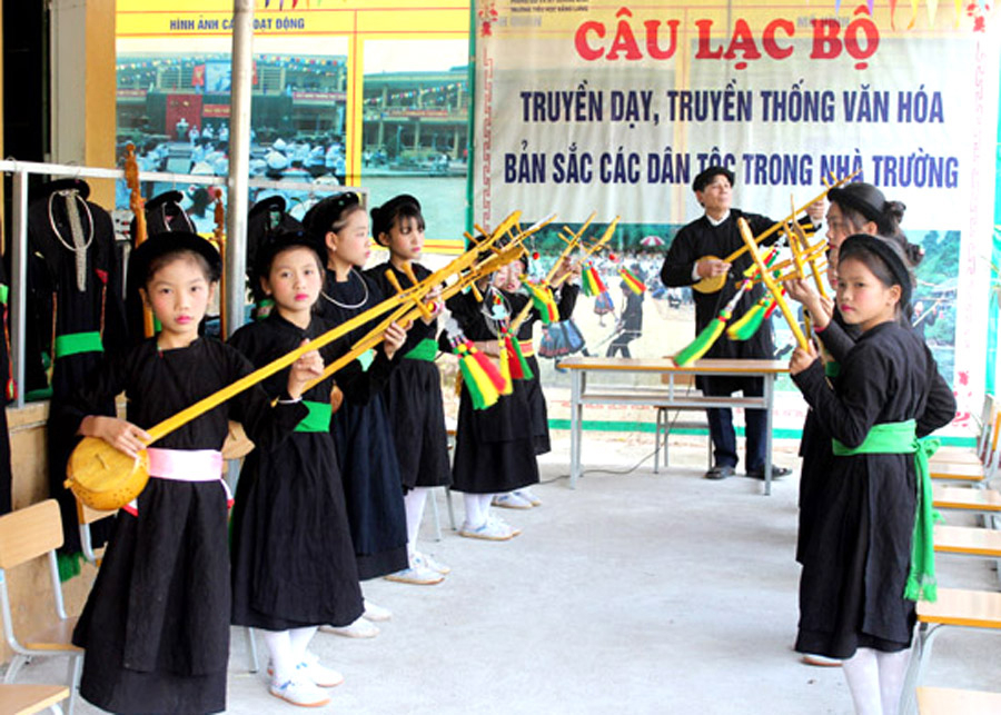 Buổi học hát Then, đàn Tính tại Câu lạc bộ “Truyền dạy văn hóa truyền thống” của học sinh Trường Tiểu học xã Bằng Lang. Ảnh T.L
