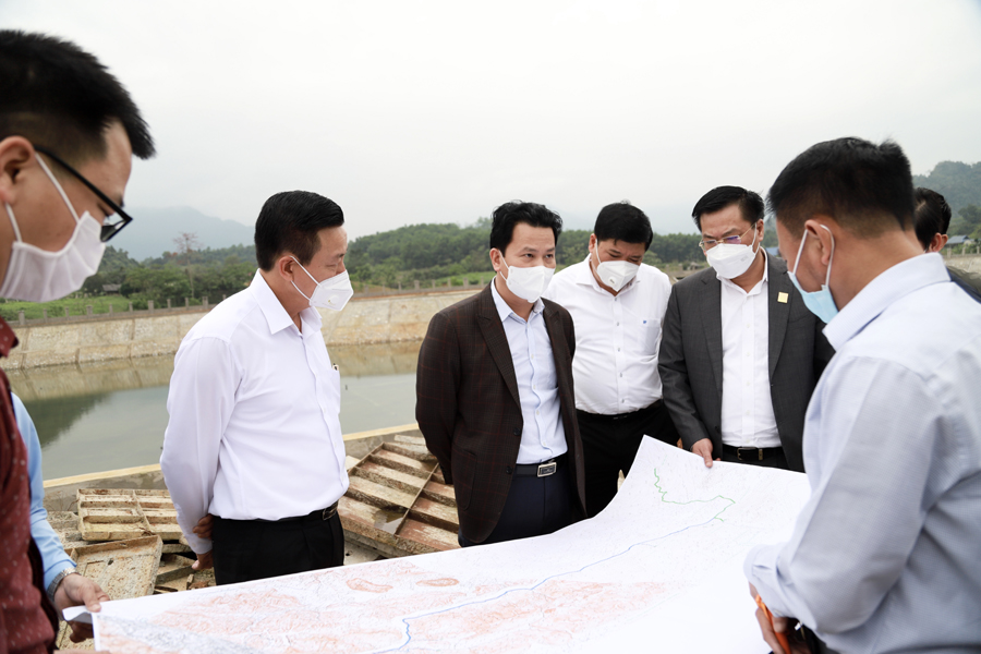 Bí thư Tỉnh ủy và Chủ tịch UBND tỉnh kiểm tra tiến độ xây dựng Hồ điều tiết tại xã Phong Quang