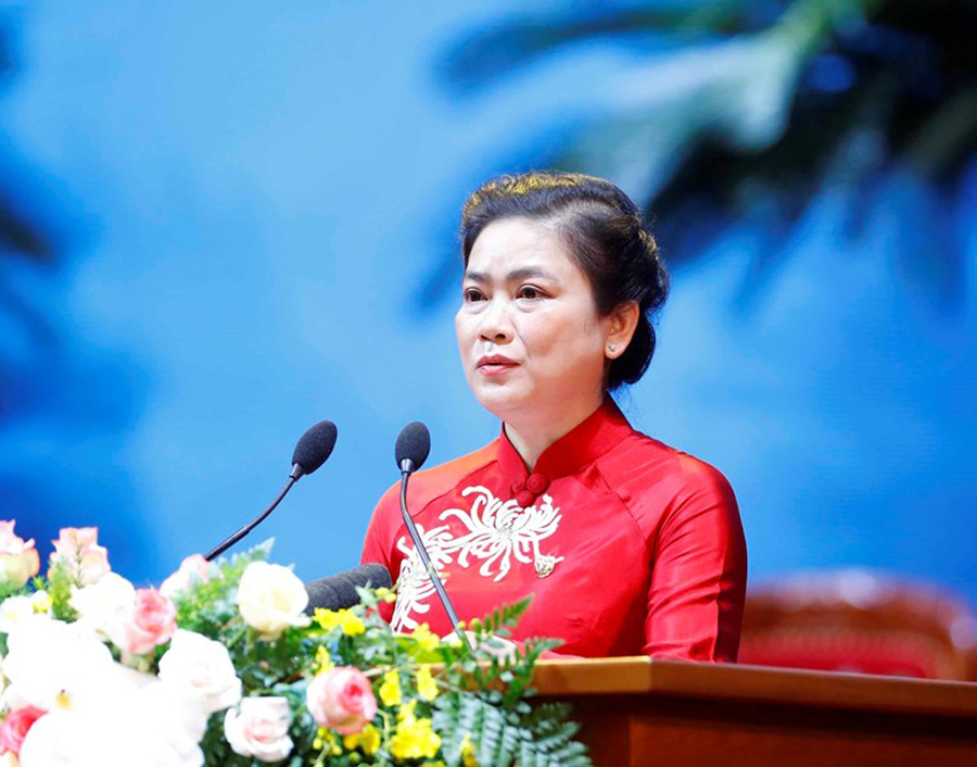 Phó Chủ tịch Thường trực Hội Liên hiệp Phụ nữ Việt Nam Đỗ Thị Thu Thảo khóa XII trình bày Báo cáo tóm tắt của Ban Chấp hành Trung ương Hội Liên hiệp Phụ nữ Việt Nam khóa XII.