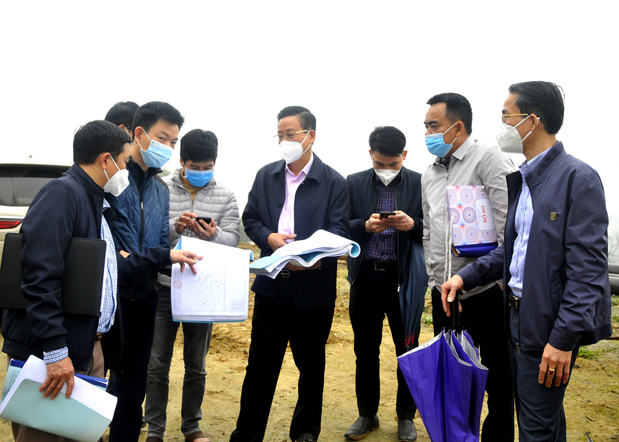 Chủ tịch UBND tỉnh Nguyễn Văn Sơn kiểm tra bản đồ cao trình của trạm bơm chuyển tiếp.