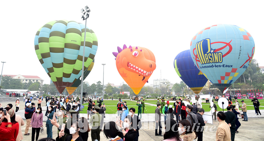 Đông đảo du khách tham gia bay trải nghiệm khinh khí cầu tại Lễ hội khinh khí cầu quốc tế tổ chức tại Tuyên Quang​.
