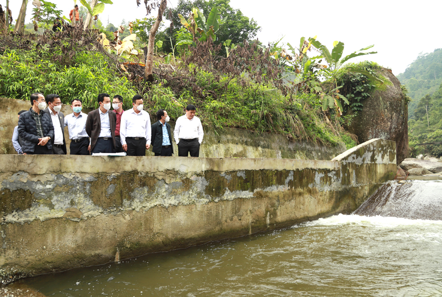 Bí thư Tỉnh ủy Đặng Quốc Khánh và Chủ tịch UBND tỉnh Nguyễn Văn Sơn kiểm tra đập đầu nguồn Dự án cấp nước Suối Sửu