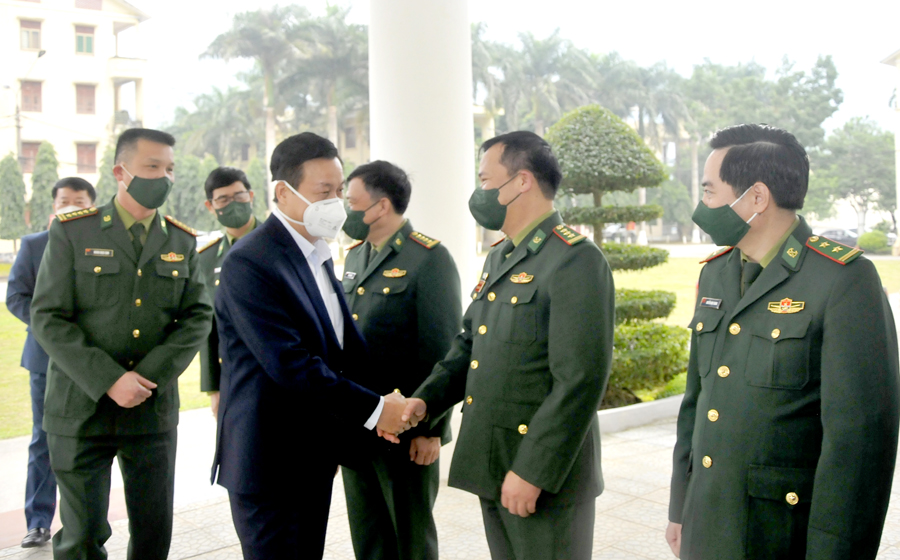 Chủ tịch UBND tỉnh Nguyễn Văn Sơn thăm, động viên cán bộ, chiến sỹ Bộ Chỉ huy BĐBP tỉnh.
