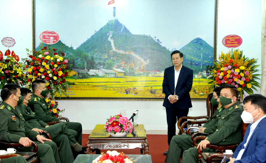 Chủ tịch UBND tỉnh Nguyễn Văn Sơn phát biểu chúc mừng cán bộ, chiến sỹ Bộ Chỉ huy BĐBP tỉnh.