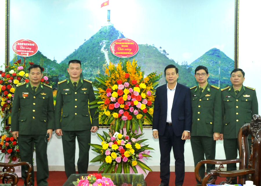 Chủ tịch UBND tỉnh Nguyễn Văn Sơn tặng hoa chúc mừng cán bộ, chiến sỹ Bộ Chỉ huy BĐBP tỉnh.