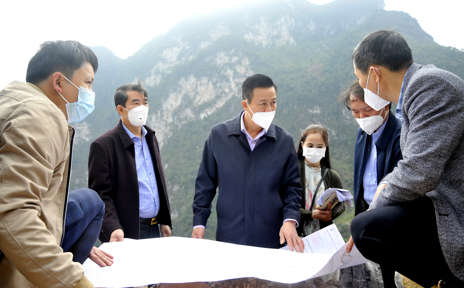 Chủ tịch UBND tỉnh Nguyễn Văn Sơn kiểm tra bản đồ xây dựng dự án thủy điện Nậm Lang của Công ty TNHH Miền Tây.