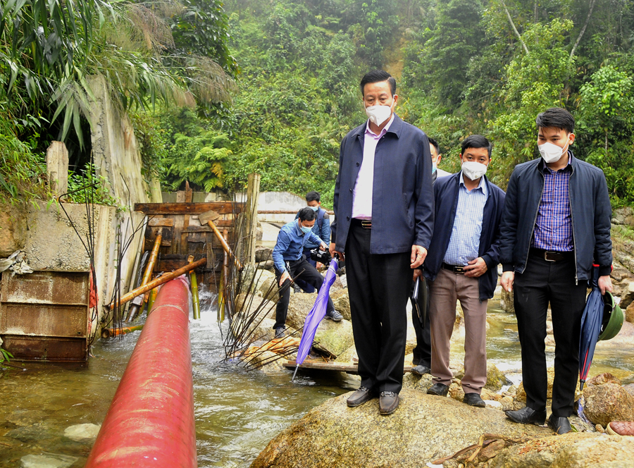 Chủ tịch UBND tỉnh Nguyễn Văn Sơn kiểm tra hệ thống đường ống dẫn nước của Dự án Hệ thống cấp nước suối Sửu.