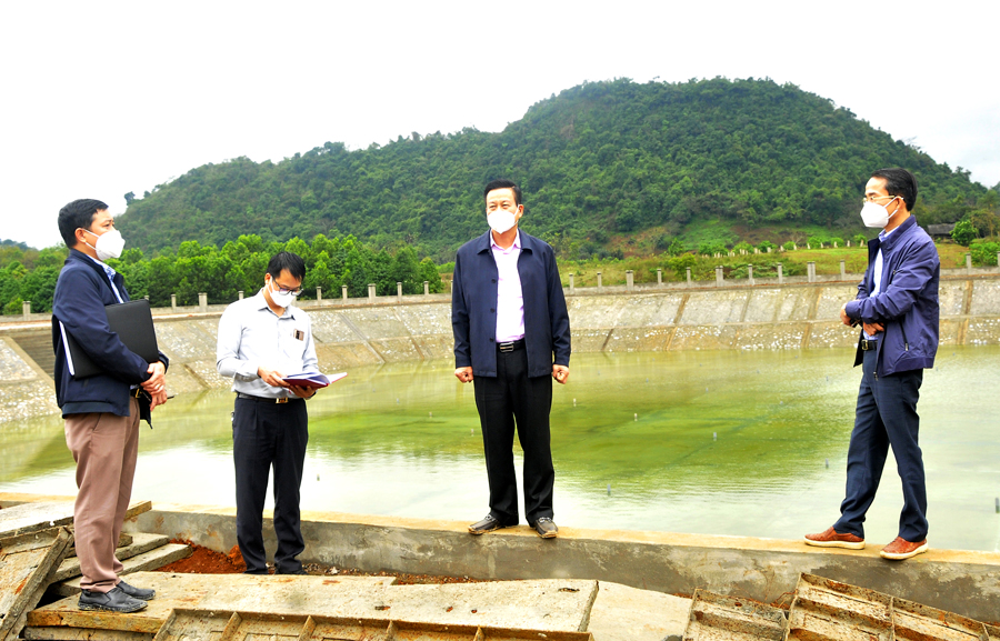 Chủ tịch UBND tỉnh Nguyễn Văn Sơn kiểm tra tiến độ thi công hồ tiếp nhận tại xã Phong Quang.

