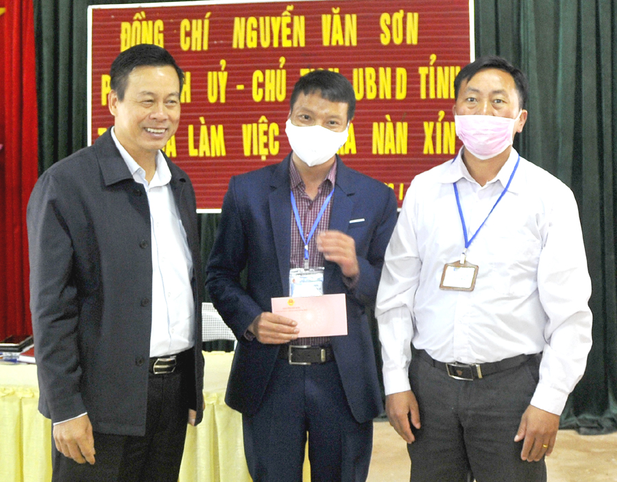 Chủ tịch UBND tỉnh Nguyễn Văn Sơn tặng quà xã Nàn Xỉn.