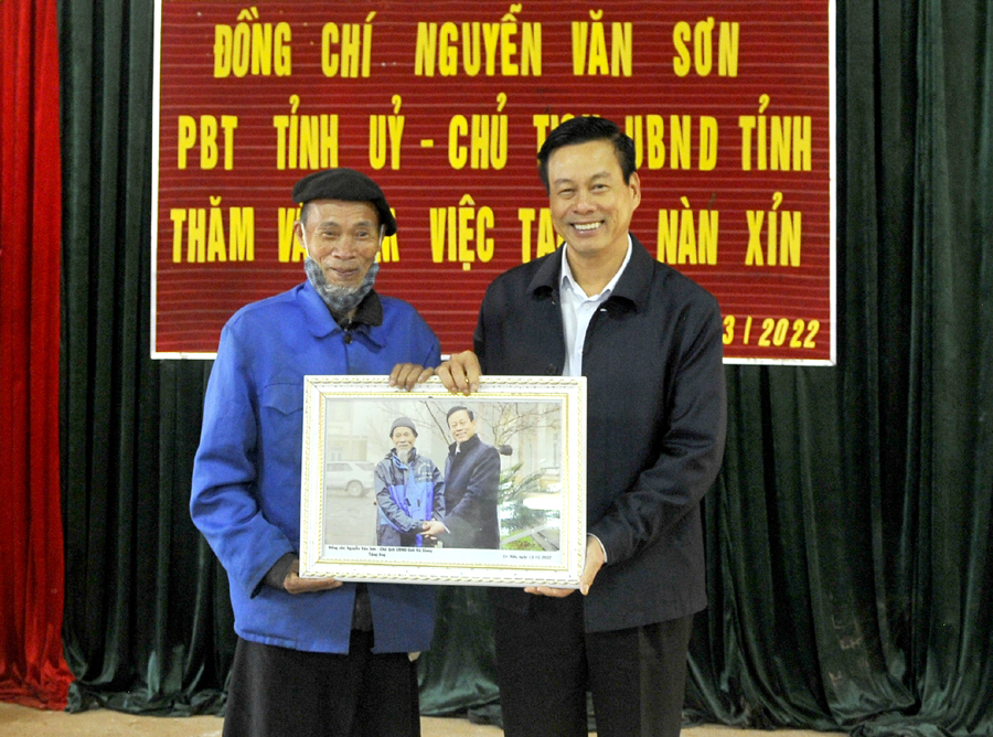 Chủ tịch UBND tỉnh Nguyễn Văn Sơn tặng bức tranh chụp kỷ niệm với ông Lù Pân Vu, người có uy tín thôn Sả Chải, xã Nàn Xỉn.