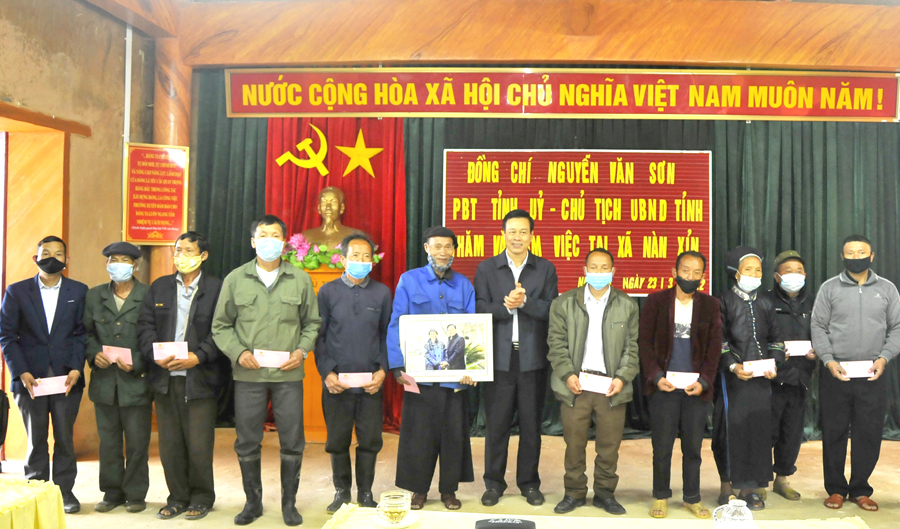 Chủ tịch UBND tỉnh Nguyễn Văn Sơn tặng quà người có uy tín xã Nàn Xỉn.
