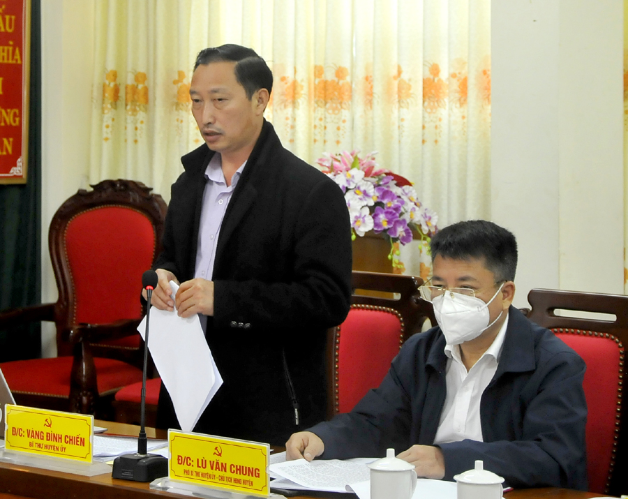 Bí thư Huyện ủy Hoàng Su Phì Vàng Đình Chiến báo cáo kết quả công tác lãnh, chỉ đạo của BTV Huyện ủy trong quý I.2022.
