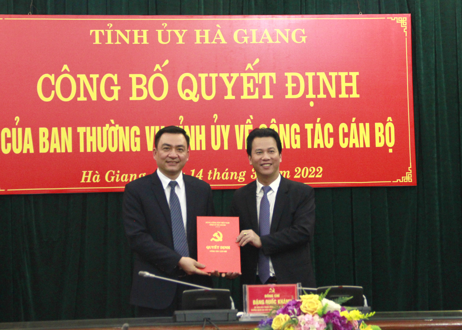 Bí thư Tỉnh uỷ Đặng Quốc Khánh trao quyết định của BTV Tỉnh uỷ bổ nhiệm Chánh Văn phòng Tỉnh uỷ cho đồng chí Nguyễn Chí Thâm.