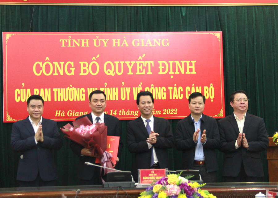 Bí thư Tỉnh uỷ Đặng Quốc Khánh và các đồng chí lãnh đạo tỉnh trao quyết định và tặng hoa chúc mừng Chánh Văn phòng Tỉnh uỷ Nguyễn Chí Thâm