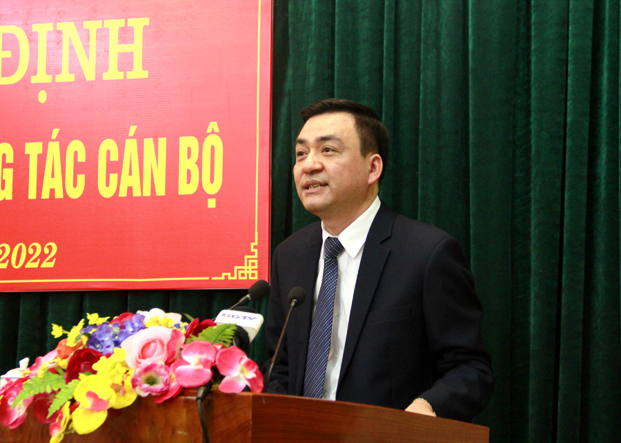 Chánh Văn phòng Tỉnh uỷ Nguyễn Chí Thâm phát biểu nhận nhiệm vụ.
