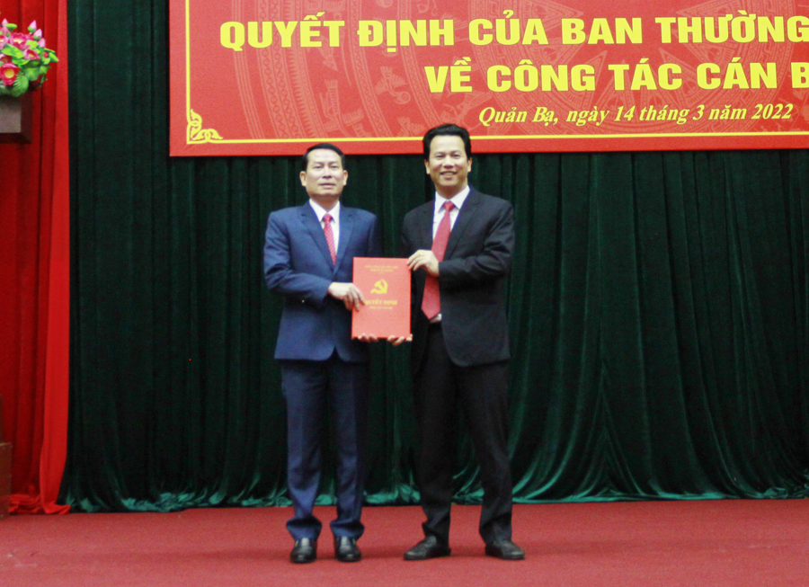 Bí thư Tỉnh uỷ Đặng Quốc Khánh trao Quyết định của BTV Tỉnh uỷ chỉ định Bí thư Huyện uỷ Quản Bạ cho đồng chí Đỗ Văn Hùng. 