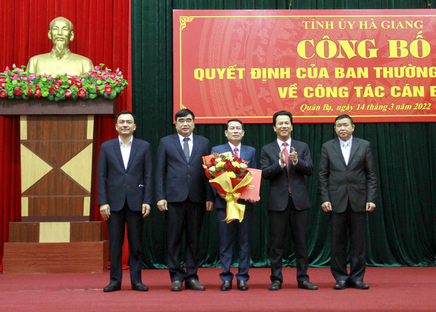 Bí thư Tỉnh uỷ Đặng Quốc Khánh và các đại biểu tặng hoa chúc mừng đồng chí Đỗ Văn Hùng