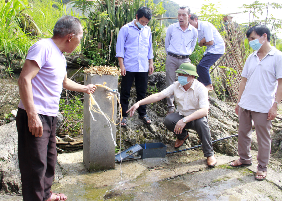 Người dân xã Thanh Vân (Quản Bạ) được sử dụng nguồn nước sạch.
