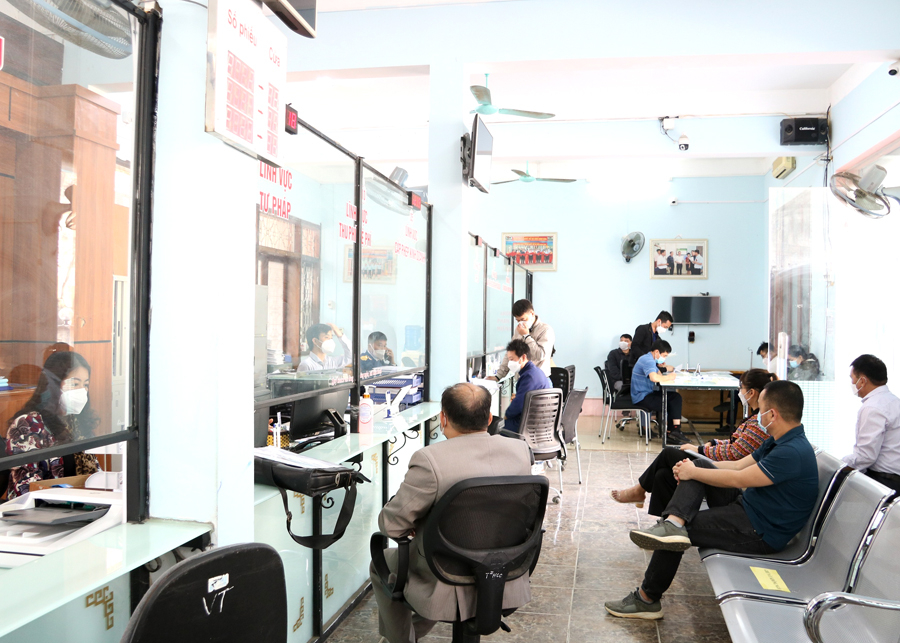 Người dân giao dịch tại Bộ phận một cửa thành phố Hà Giang.
