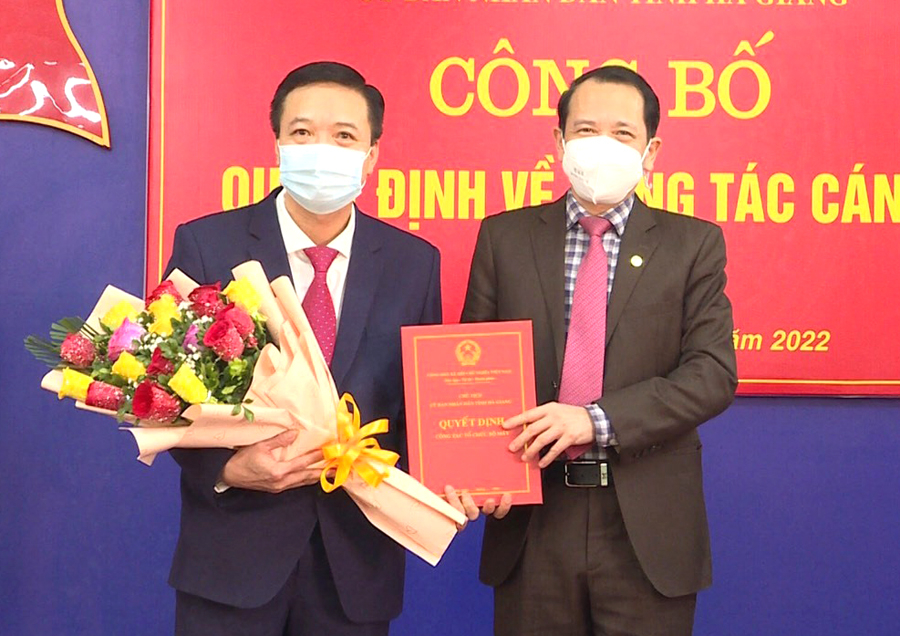 Phó Chủ tịch UBND tỉnh Trần Đức Quý trao quyết định bổ nhiệm cho đồng chí Nguyễn Văn Hải
