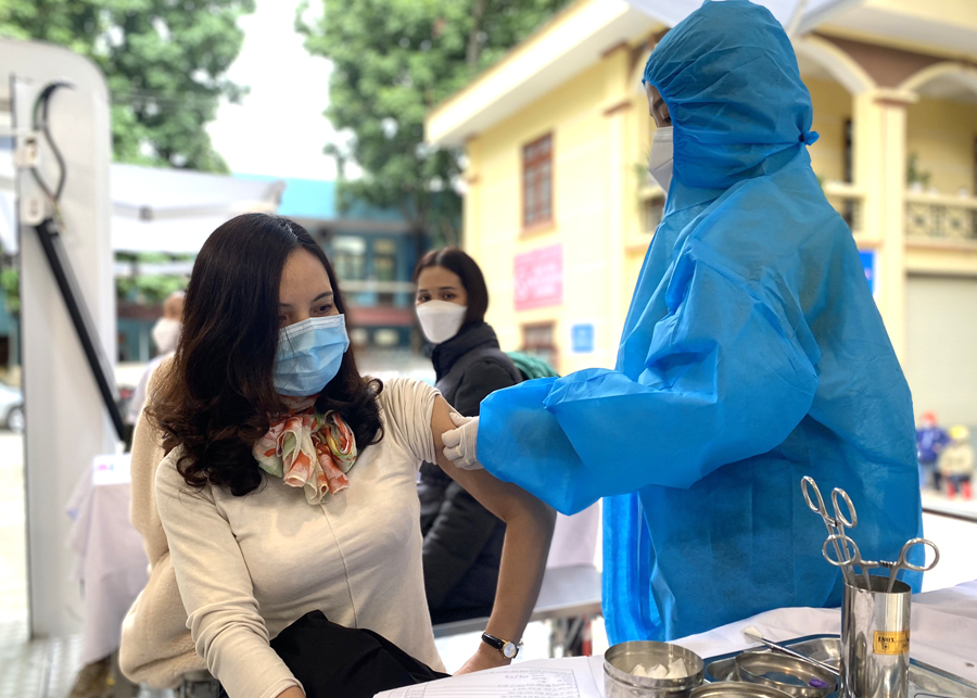  Điều dưỡng Phạm Thị Biên tiêm vắc xin phòng Covid-19 cho người dân.
