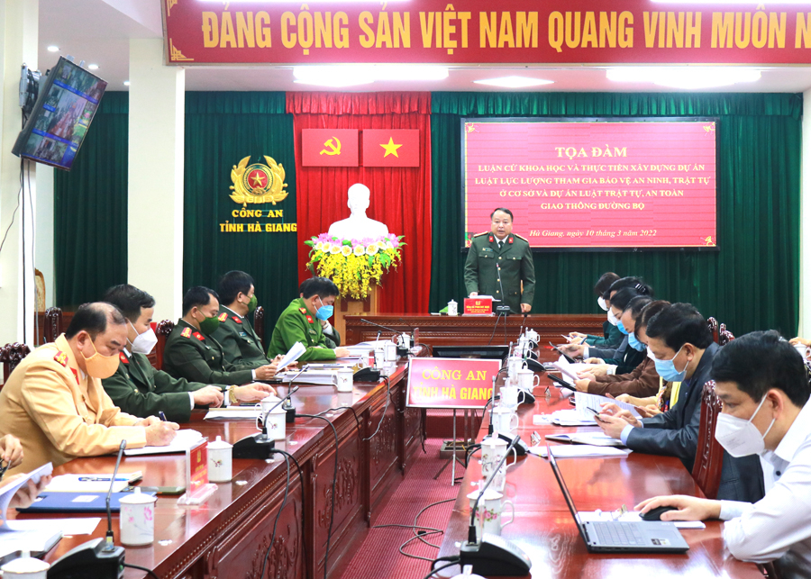 Đại tá Phan Huy Ngọc, Giám đốc Công an tỉnh phát biểu tại buổi tọa đàm.
