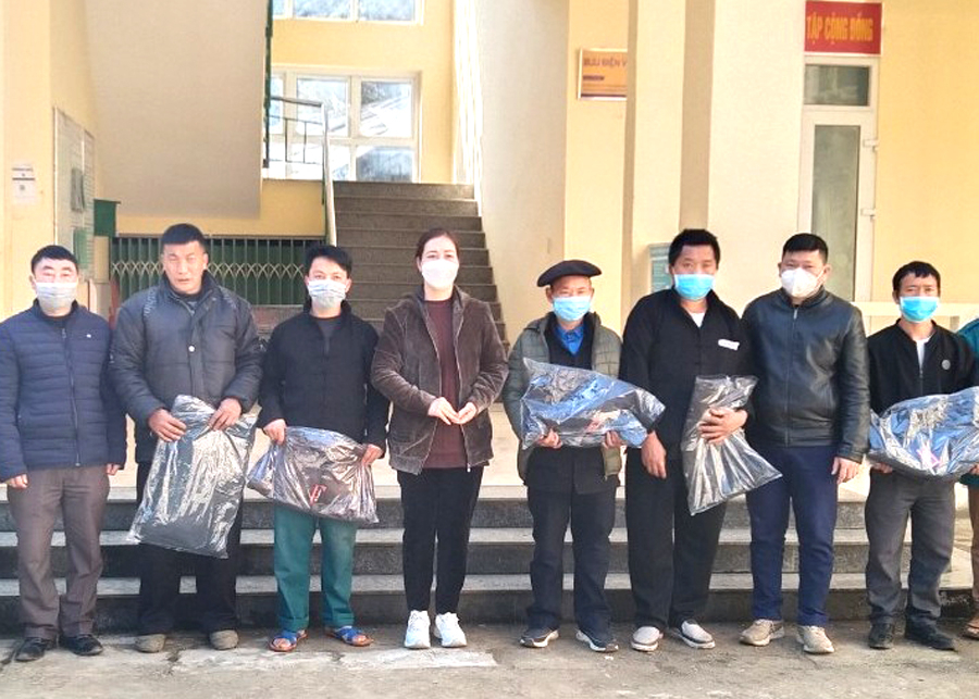 Chủ nhiệm UBKT Huyện ủy Đồng Văn Phạm Thị Lan tặng áo ấm cho các Bí thư Chi bộ và Trưởng thôn của xã Tả Lủng.
