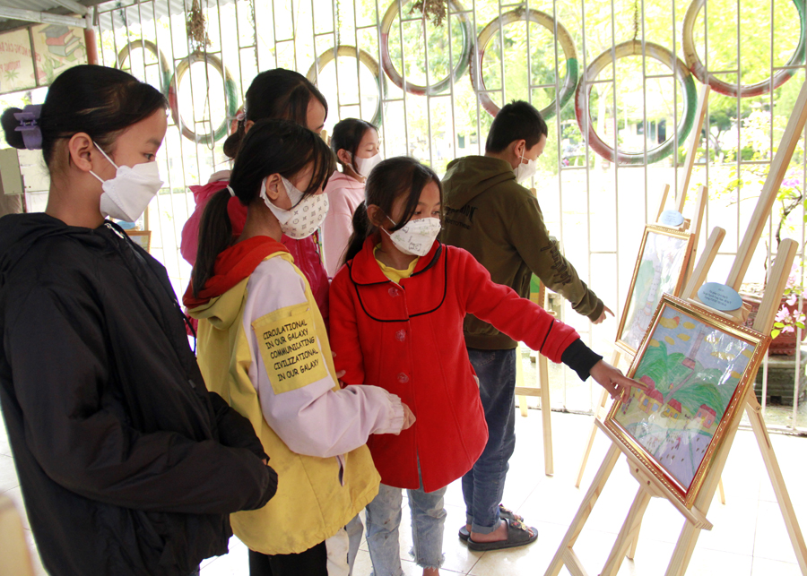 Học sinh Trường Phổ thông Dân tộc bán trú THCS Du Già (Yên Minh) tìm hiểu Công viên Địa chất qua các bức tranh do học sinh nhà trường vẽ.