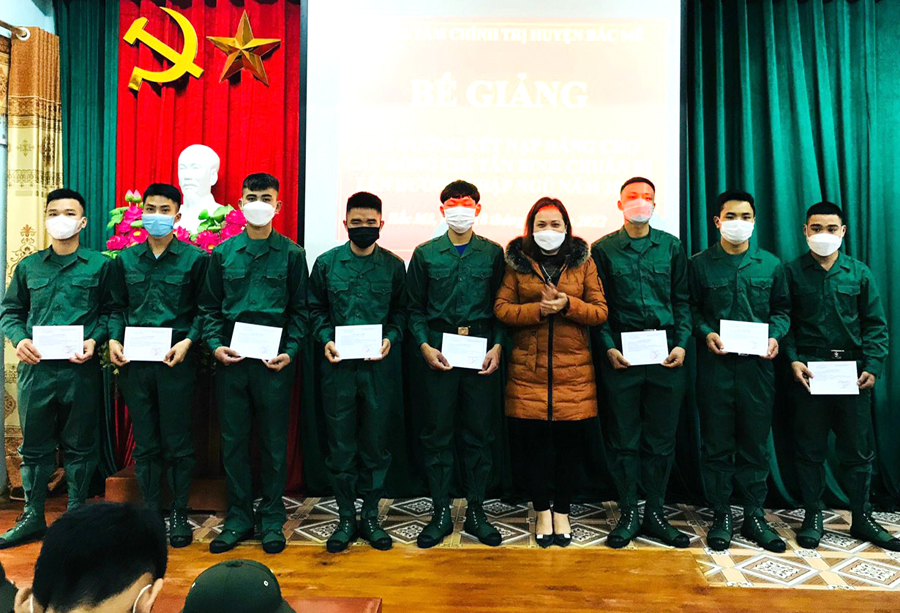 Lãnh đạo Ban Tuyên giáo Huyện ủy trao Giấy chứng nhận hoàn thành lớp bồi dưỡng kết nạp Đảng cho các tân binh nhập ngũ năm 2022.
