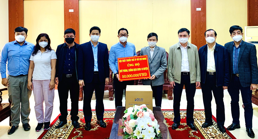 Trưởng Ban Tuyên giáo Tỉnh ủy Vũ Mạnh Hà và đại diện Hiệp hội Thầy thuốc trẻ Tp. Hồ Chí Minh tặng quà cho Ban chỉ đạo phòng, chống dịch Covid–19 huyện Vị Xuyên.
