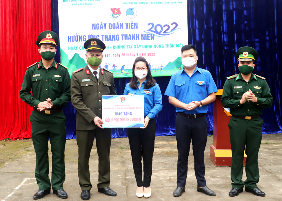 Cụm thi đua số 1 trực thuộc Tỉnh đoàn trao kinh phí hỗ trợ công tác phòng, chống dịch Covid-19 cho Huyện đoàn Bắc Quang.
