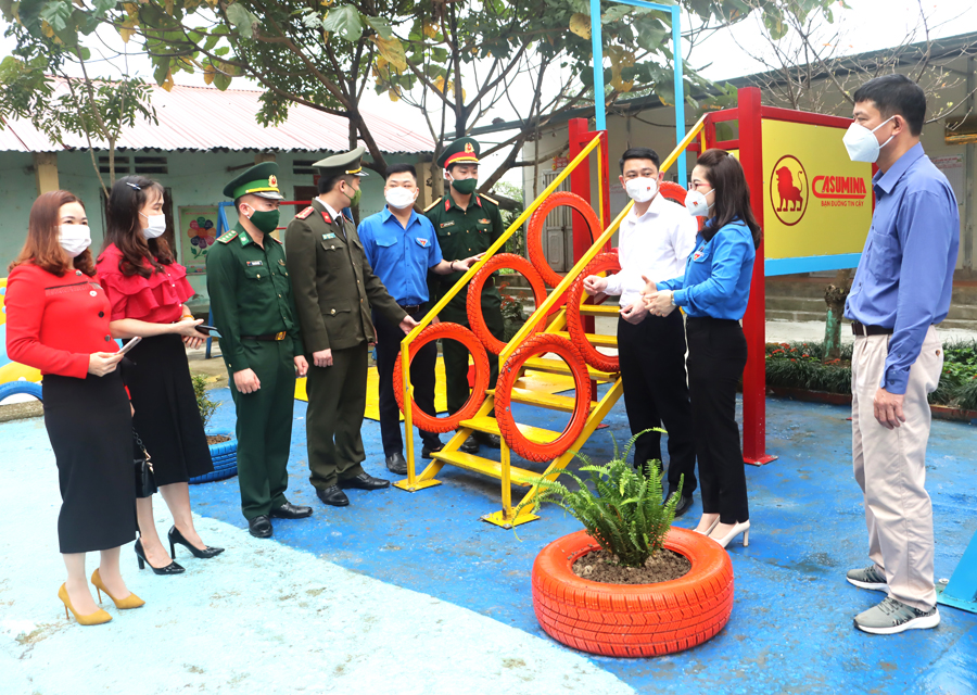 Các đại biểu tham quan công trình vui chơi cho học sinh Trường Mầm non xã Đồng Yên.
