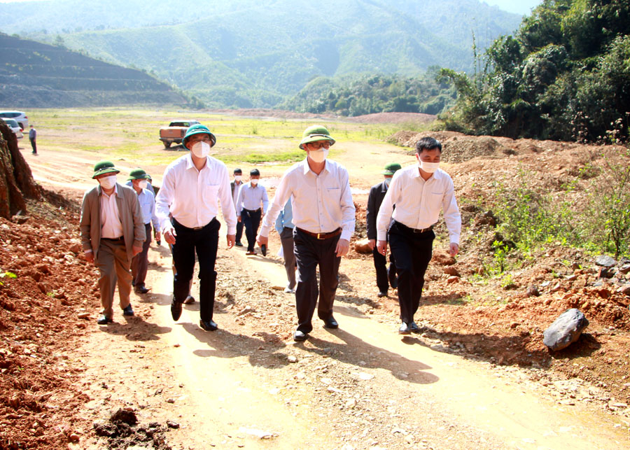 Phó bí thư Thường trực Tỉnh ủy, Chủ tịch HĐND tỉnh Thào Hồng Sơn đi khảo sát dự án xây dựng Nhà máy xử lý rác thải tại thôn Bản Chang, xã Kim Thạch, huyện Vị Xuyên.