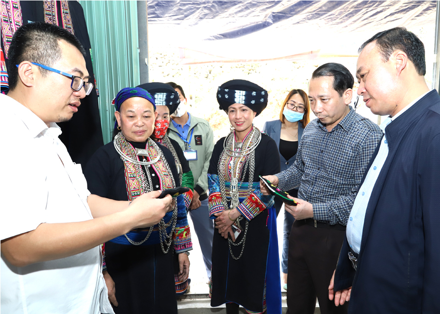 Phó Chủ tịch UBND tỉnh Trần Đức Quý kiểm tra hoạt động của Làng nghề may mặc trang phục dân tộc Dao, xã Sủng Máng.
