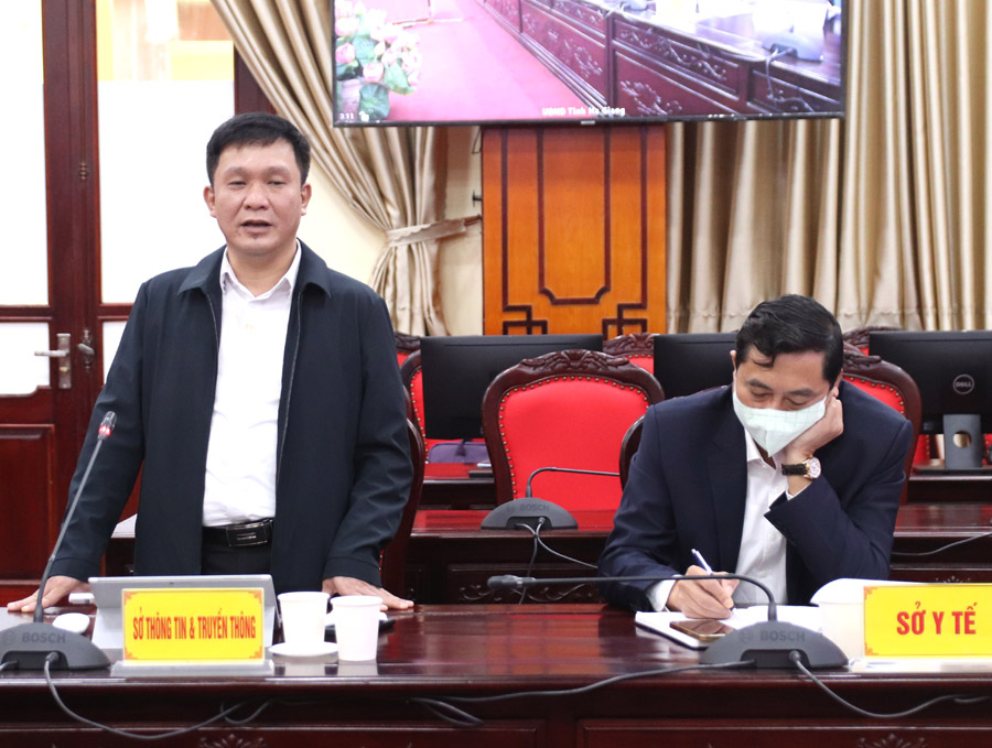 Giám đốc Sở Thông tin và Truyền thông Đỗ Thái Hòa trao đổi các giải pháp trọng tâm, thúc đẩy chuyển đổi số trên địa bàn tỉnh.
