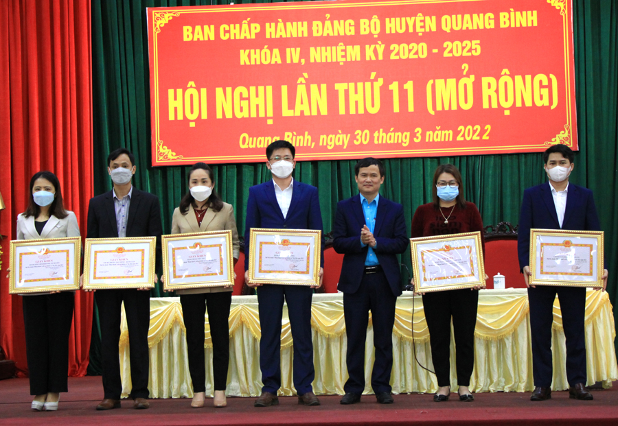 Lãnh đạo huyện Quang Bình tặng Giấy khen cho các tập thể đã hoàn thành xuất sắc nhiệm vụ năm 2021
