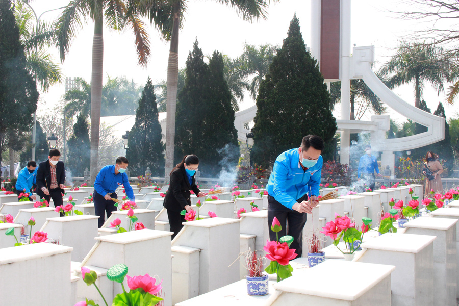 Đoàn công tác thắp nén hương thơm tại phần mộ các AHLS 
