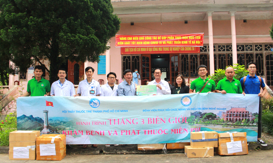 Hội TTT Thành phố Hồ Chí Minh trao tặng 300 suất thuốc cho Hội TTT tỉnh Hà Giang
