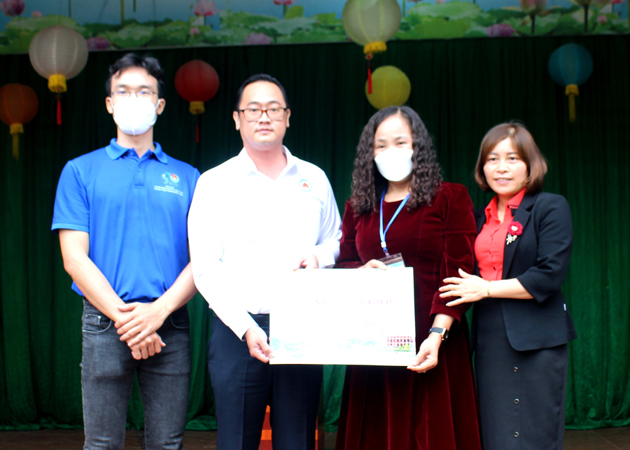 Tiến sĩ, Bác sĩ Phan Minh Hoàng, Chủ tịch Hội Thầy thuốc trẻ TP Hồ Chí Minh trao tặng sân chơi thiếu nhi cho Trường Mầm non Họa Mi, thị trấn Việt Lâm
