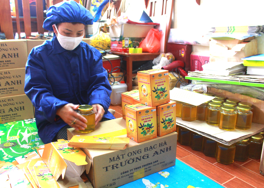 Sản phẩm Mật ong Bạc hà Cao nguyên đá Đồng Văn của Công ty TNHH Trường Anh được dán nhãn mác đảm bảo chất lượng trước khi đưa lên sàn TMĐT.
						Ảnh: MY LY