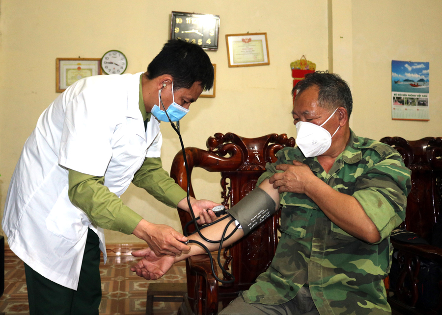 Cán bộ quân y Đồn Biên phòng Cửa khẩu Quốc tế Thanh Thủy (Vị Xuyên) khám bệnh cho người dân thôn Giang Nam, xã Thanh Thủy.