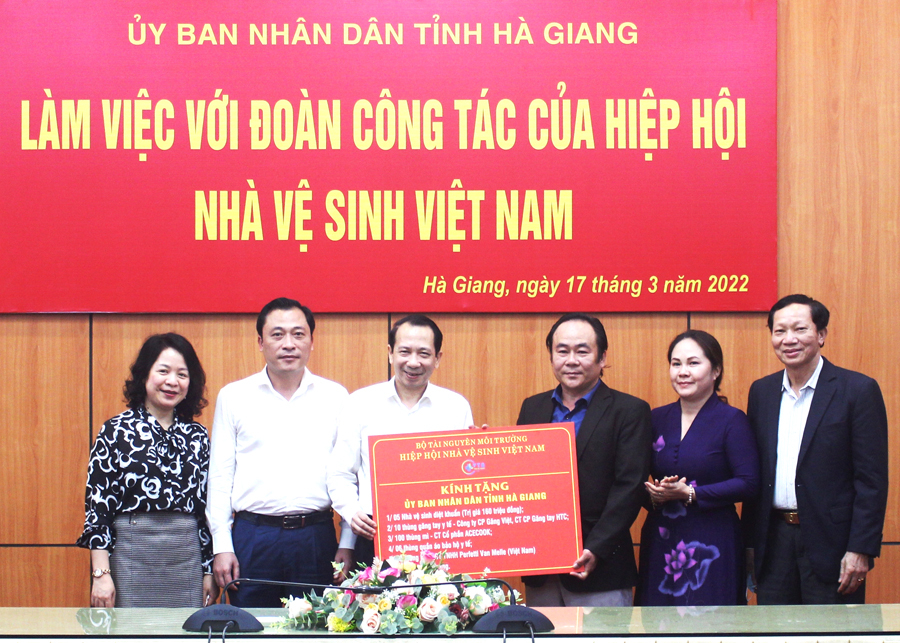 Đoàn công tác của Hiệp hội trao tượng trưng các phần quà cho lãnh đạo tỉnh và huyện Yên Minh.
