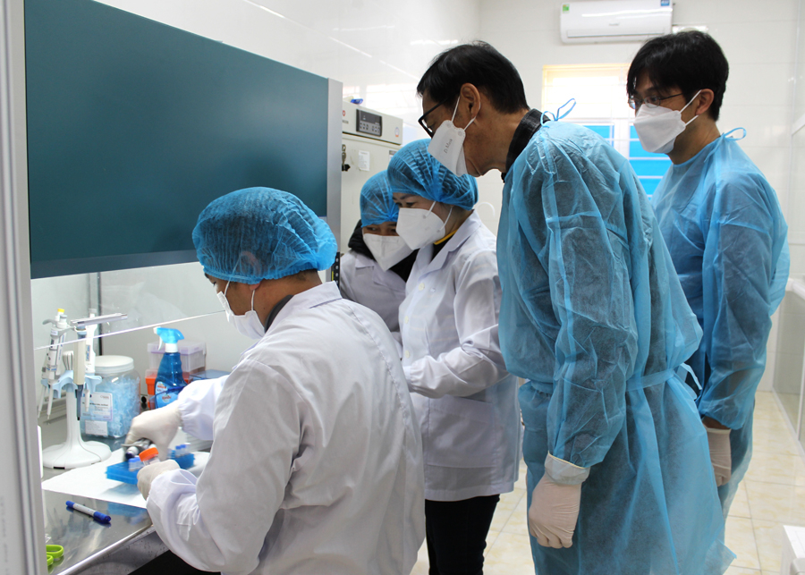 Kỹ thuật viên tại phòng xét nghiệm CDC triển khai kỹ thuật xét nghiệm RT-PCR cúm và tay - chân - miệng dưới sự giám sát và chỉ đạo của các chuyên gia Nhật Bản.
