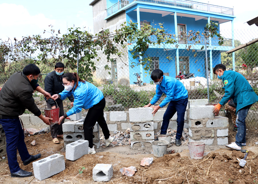  Tuổi trẻ huyện Mèo Vạc giúp người dân xã Xín Cái xây dựng công trình cải tạo vườn tạp.