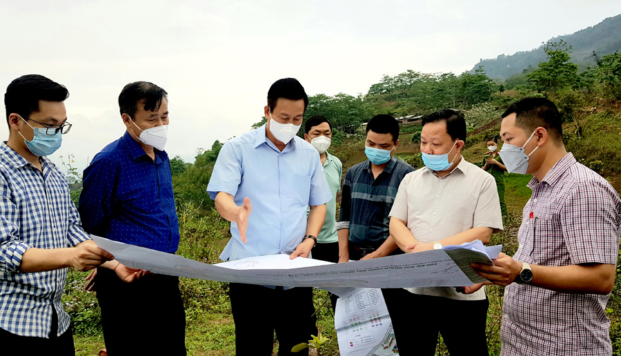 Chủ tịch UBND tỉnh Nguyễn Văn Sơn kiểm tra bản đồ xây dựng Dự án tái định cư tại thôn Súng Sảng, thị trấn Cốc Pài.